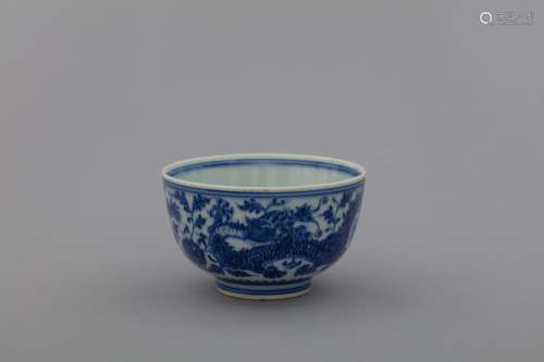 Qing blue and white dragon-teabowl