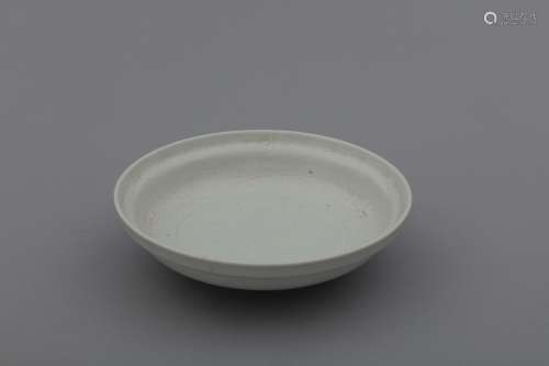 Yuan Qufu white glazed plate with flowers and pestles