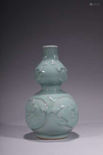 清 粉青釉模印缠枝花卉葫芦瓶