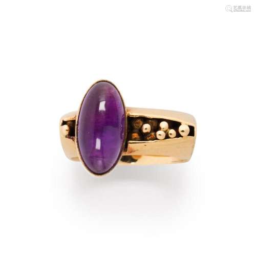 An amethyst and fourteen karat gold ring