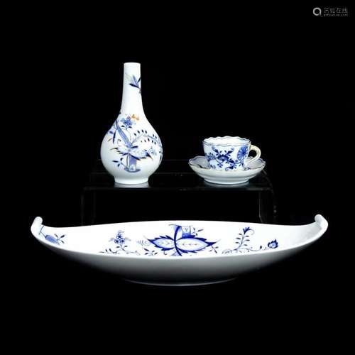 (Lot of 4) Meissen porcelain table articles in the Blue Onio...