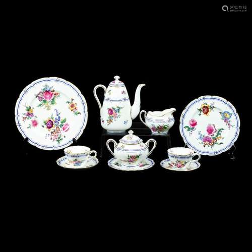 (Lot of 107) A Coalport assembled dinner service in the Leig...