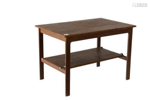 Dux occasional table having a lower shelf
