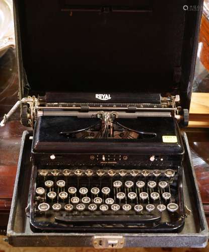 Royal Manual typewriter in case