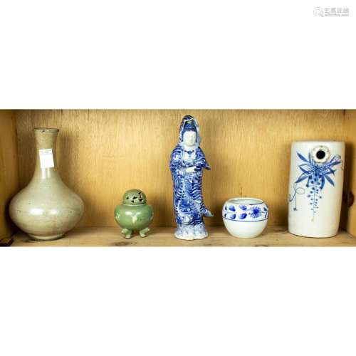 (lot of 5) Asian porcelain decorative items