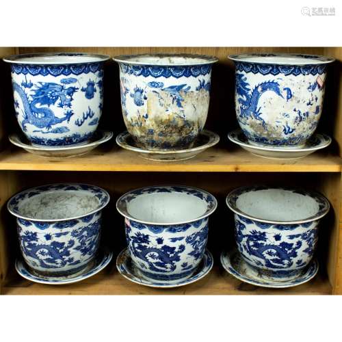 (lot of 6) Chinese blue and white 'dragon' jardinieres