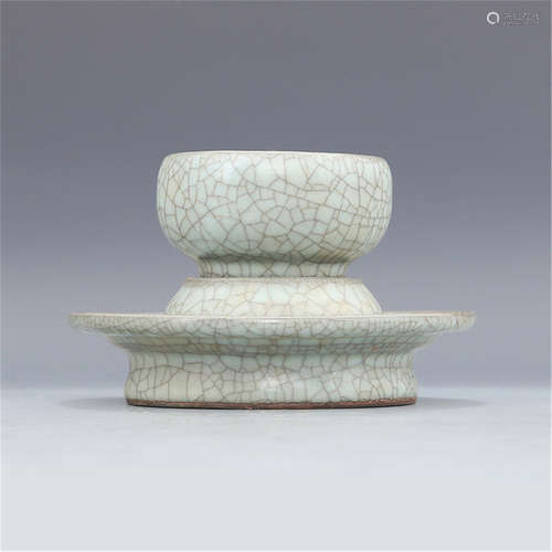 Song Guan kiln sky blue glaze fine broken grains