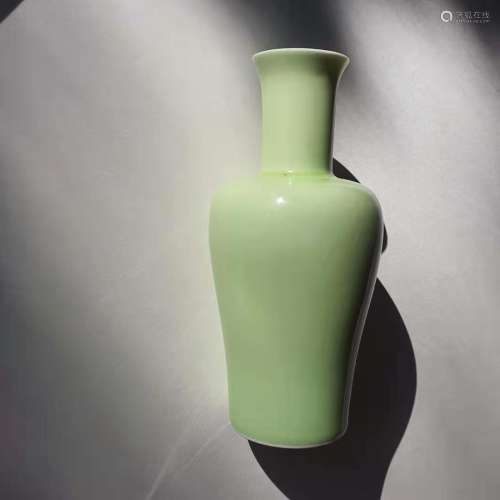 Exquisite Thin Apple Green Guanyin Bottle