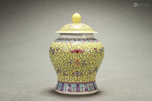 Yellow Hat-covered Jar with Interlaced Lotus Patterns Design