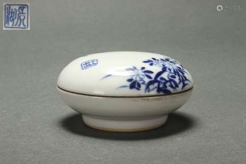 Blue-and-white Lid Box with Flower and Bird Design