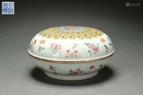 Famille Rose Lid Box with Floral Design, Qianlong Reign Peri...