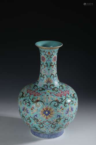 A Chinese porcelain vase