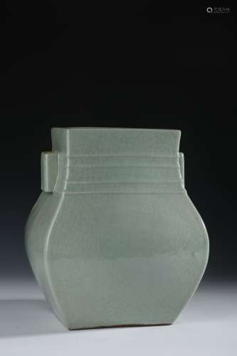 A Chinese porcelain vase