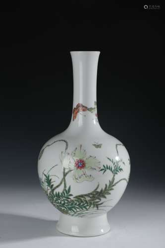 A Chinese porcelain vase