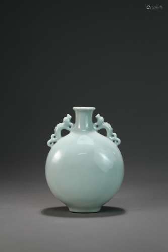 A Chinese porcelain vase