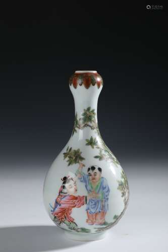 A Chinese porcelain vase