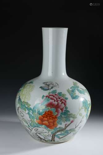 A Chinese porcelain vase