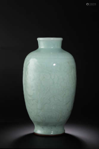 清中期 粉青釉浮雕缠枝牡丹灯笼瓶