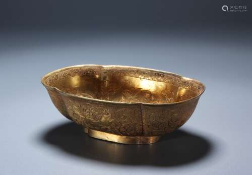 明 銅鎏金鏨刻瑞獸海棠形杯