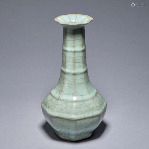 A Guan Kiln vase,Song dynasty