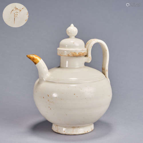 A Dingyao ewer with cover, Song dynasty