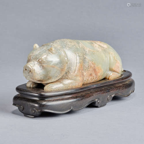 A jade bear with wood stand,Qing dynasty