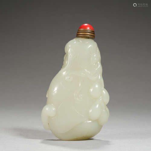 A white jade snuff bottle,Qing dynasty