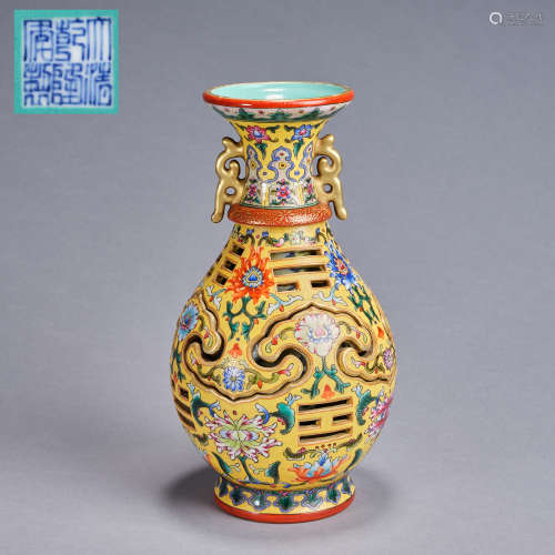 A Yellow-Ground 'Famille-Rose' Reticulated Vase,Qing dynasty...