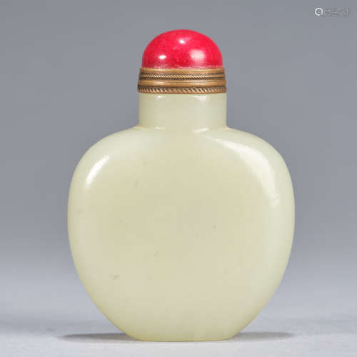 A white jade snuff bottle, Qing dynasty