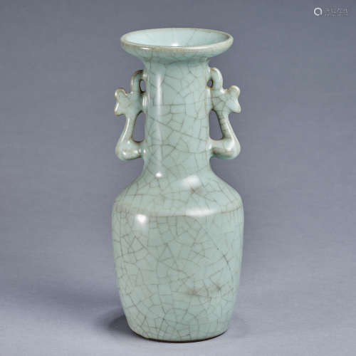 A two-handled Ge Kiln vase,Song dynasty