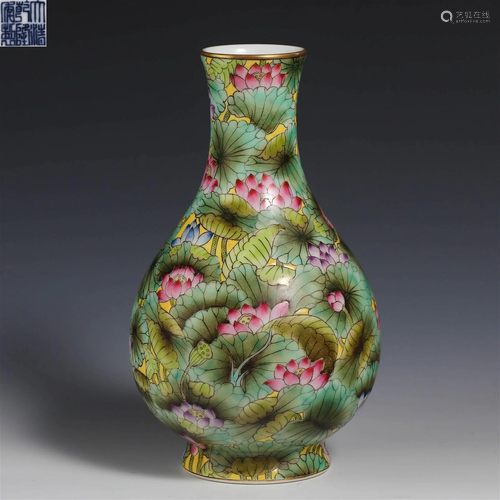 China Qing Dynasty Pastel Ornamental Bottle