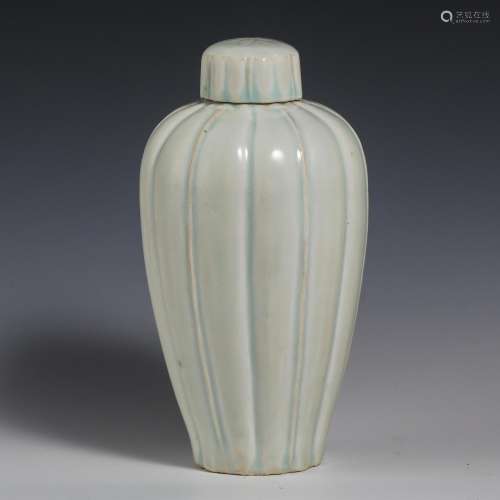 China Song Dynasty Hutian kiln melon shaped bottle