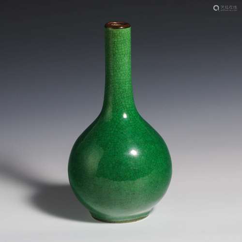 China Qing Dynasty Caviar Green Glazed Vase