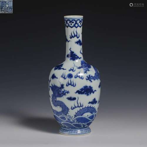 China Qing Dynasty Blue and white porcelain ornamental bottl...