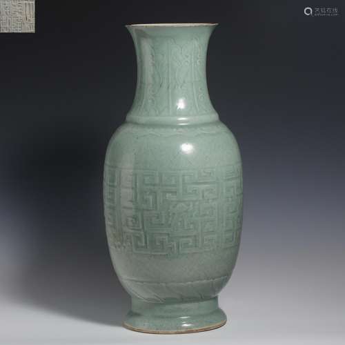 China Qing Dynasty Longquan Kiln Ornamental Bottle