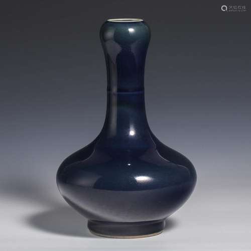 China Ji blue glazed ornamental bottle