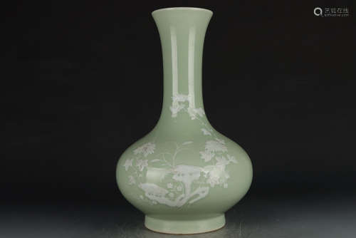 清雍正青釉堆白折枝花卉纹瓶