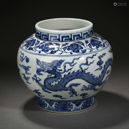 Ming Dynasty of China, Blue and White Dragon Pattern Jar