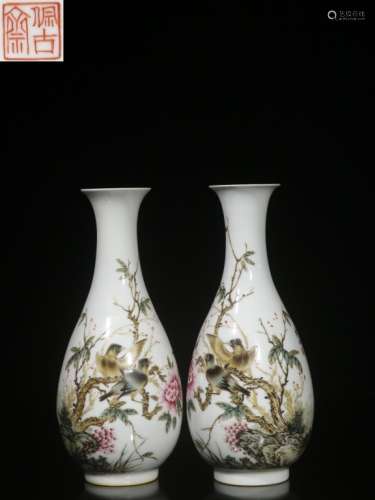 Pair of Chinese Famille Rose Porcelain Vase,Mark