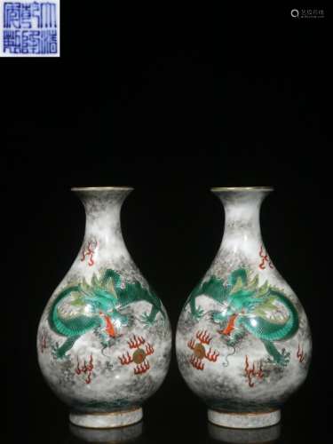 Pair of Chinese Famille Rose Porcelain Vase,Mark