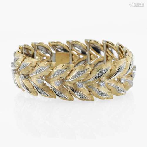 An 18K bicolor gold and diamond link bracelet