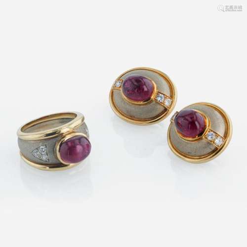 A pair of 18K bicolor gold earrings with matching ring, LLBA