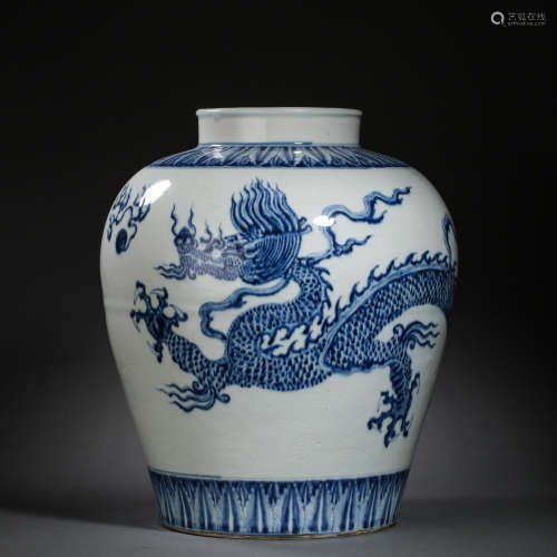 CHINESE QING DYNASTY BLUE AND WHITE JAR WITH DRAGON PATTERN