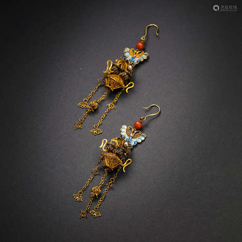 A PAIR OF CHINESE QING DYNASTY PURE GOLD FILIGREE EARRINGS