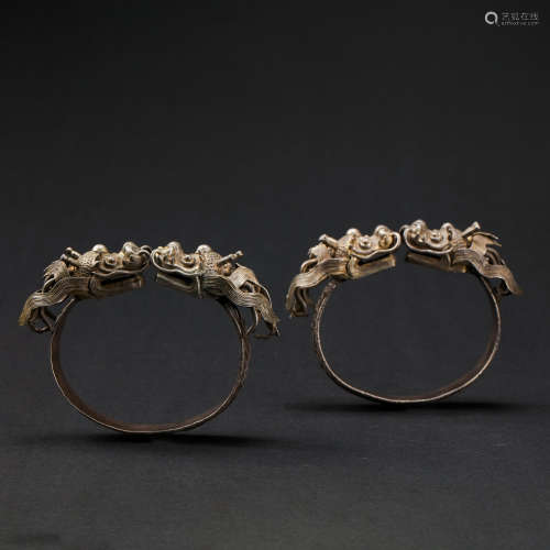A PAIR OF CHINESE QING DYNASTY SILVER BRACELETS