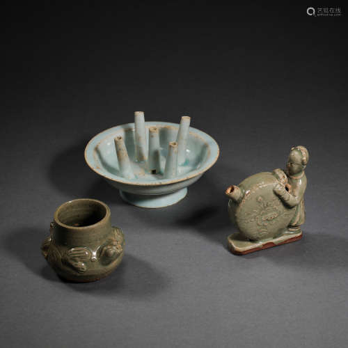 A SET OF CHINESE SONG DYNASTY PORCELAIN ITEMS