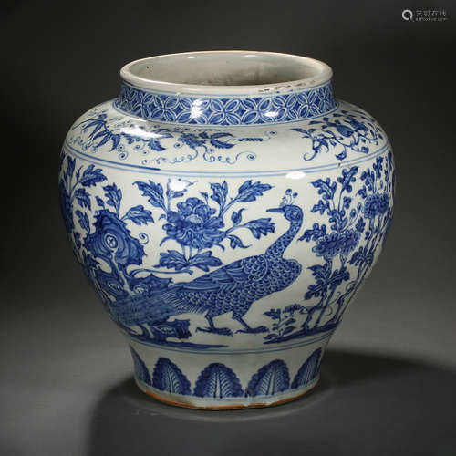 CHINESE MING DYNASTY BLUE AND WHITE JAR