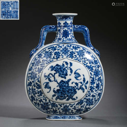 CHINESE QING DYNASTY QIANLONG STYLE BLUE AND WHITE FLAT VASE