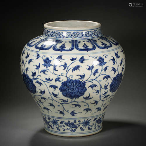 CHINESE MING DYNASTY BLUE AND WHITE JAR