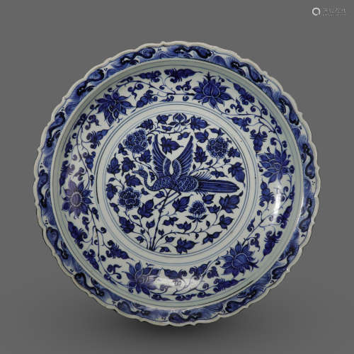 CHINESE MING DYNASTY BLUE AND WHITE PLATE